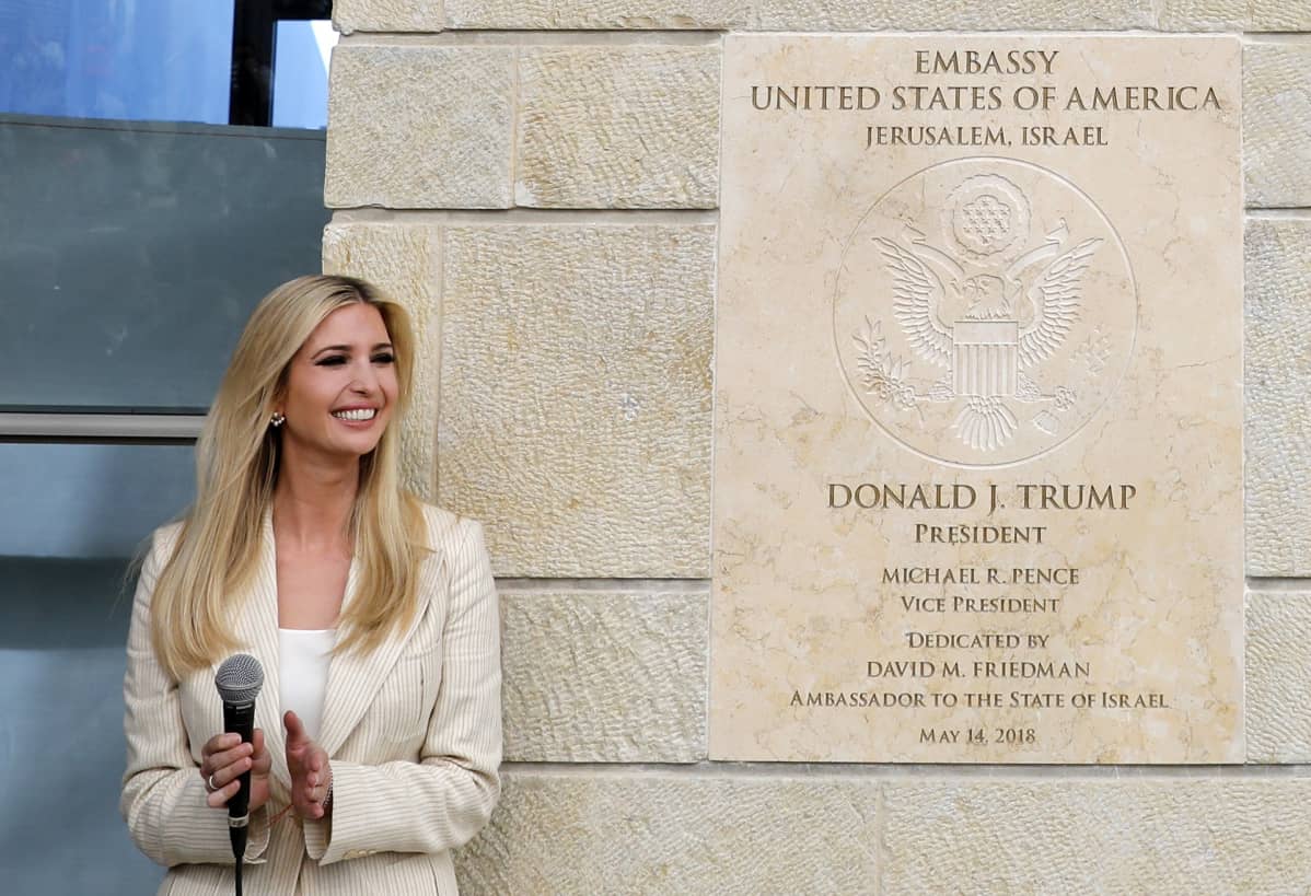 Ivanka Trump Jerusalemin-lähetystön kyltin luona.