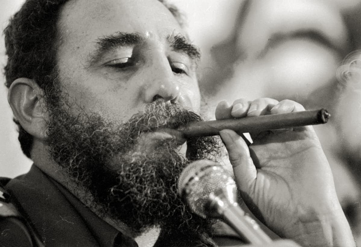 Fidel Castro polttaa sikaaria vuonna 1978.