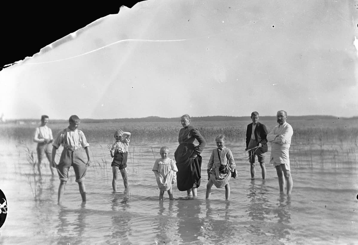 Perhe merivedessä 1900-luvun alussa.
