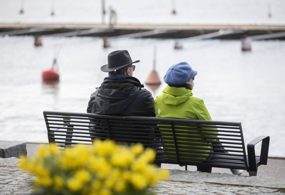 ulkoilijoita kaivarin rannassa