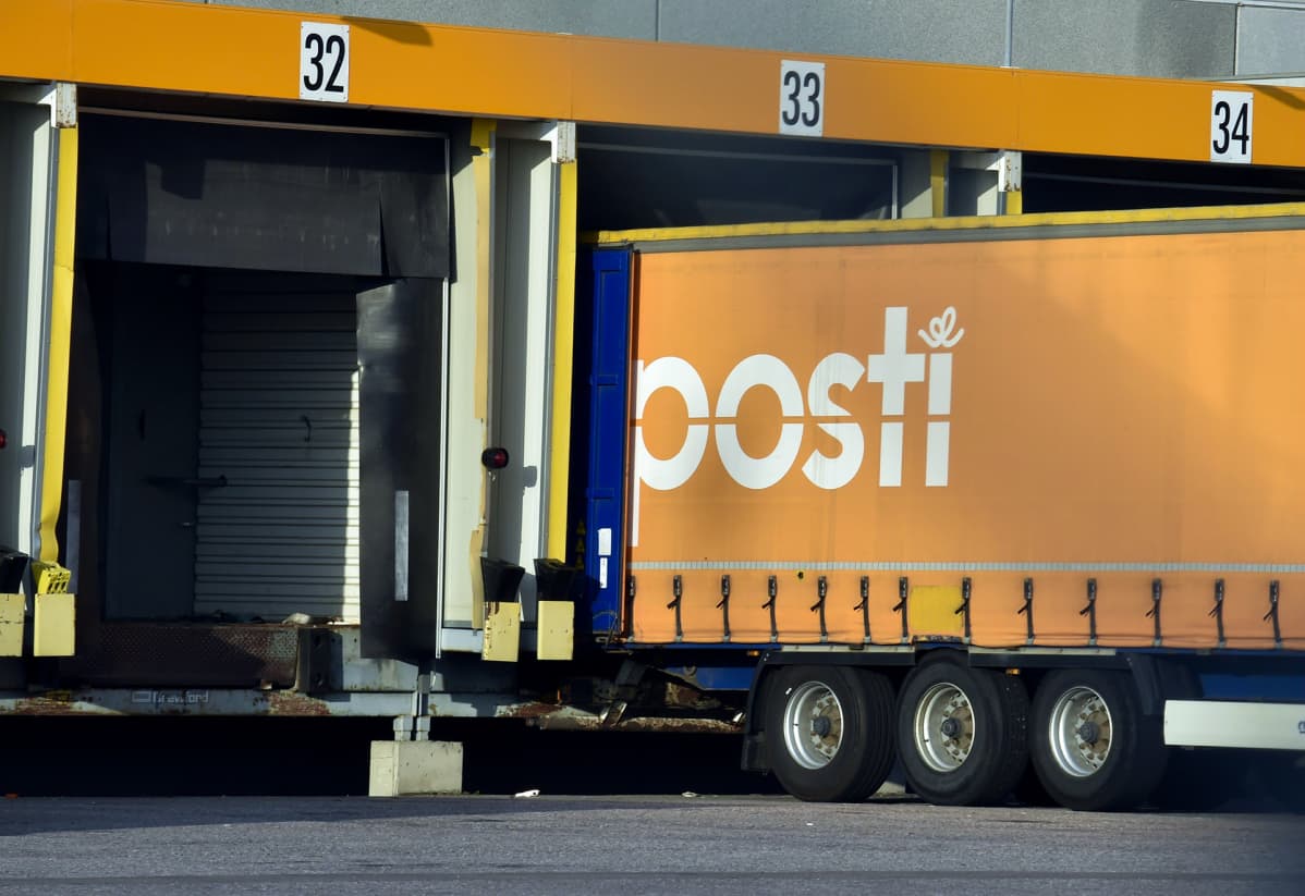 Kuljetusautoja Postin logistiikkakeskuksessa Vantaan Tikkurilassa 2. syyskuuta.