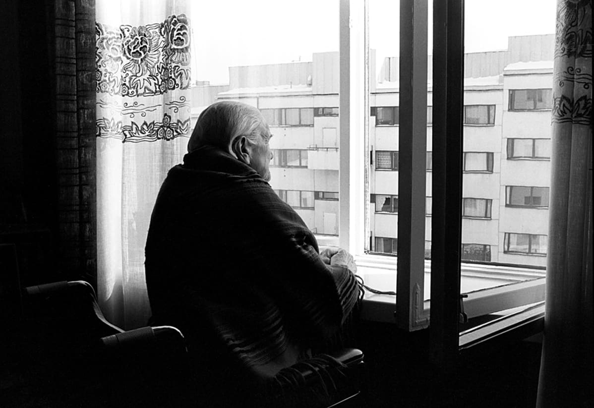 katsella nainen suihkuta