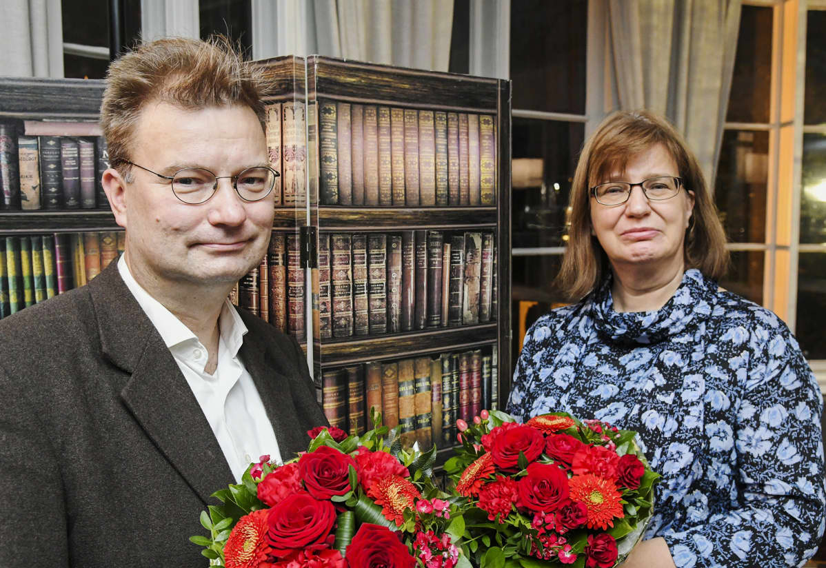 Tietokirjallisuuden Finlandian voittaneet Marko Tikka ja Seija-Leena Nevala teoksella Kielletyt leikit - Tanssin kieltämisen historia Suomessa 1888-1948 Helsingissä 25. marraskuuta 2020.