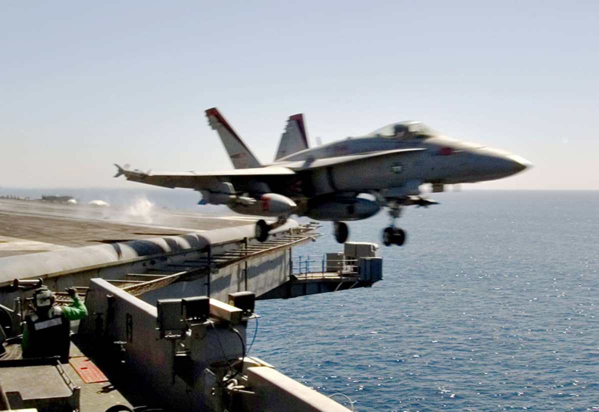Hornet-hävittäjä lähdössä lentotukialus USS Carl Vinsonilta.