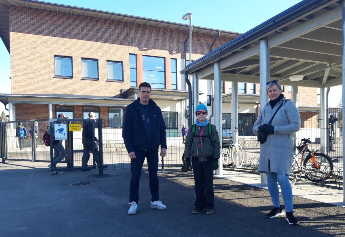 Leppäkertun koulun rehtori Ari-Pekka Isoniemi, luokanopettaja Kirsi Kauhanen ja 3.lk Eikka Tarvainen koulun pihalla