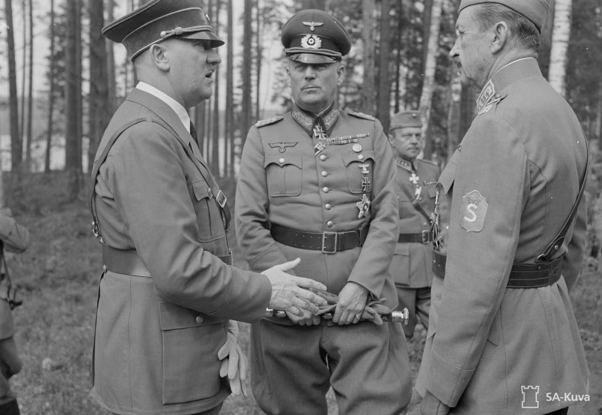 Adolf Hitler keskustelee Mannerheimin kanssa.