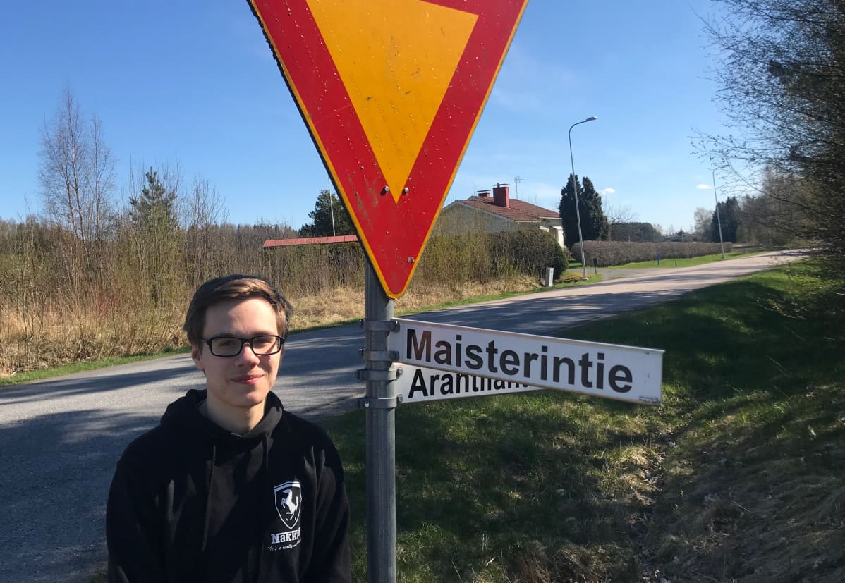 Kymmenen laudaturin ylioppilas Matias Selin Nakkilasta.