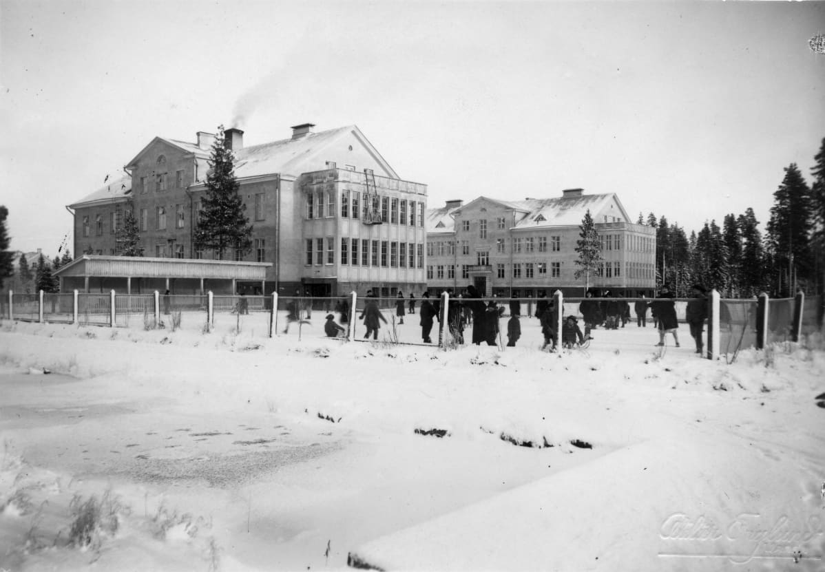 Tylsämielisten eli kehitysvammaisten lasten aidattu ulkoilualue Törnävän sairaalan pihalla vuonna
