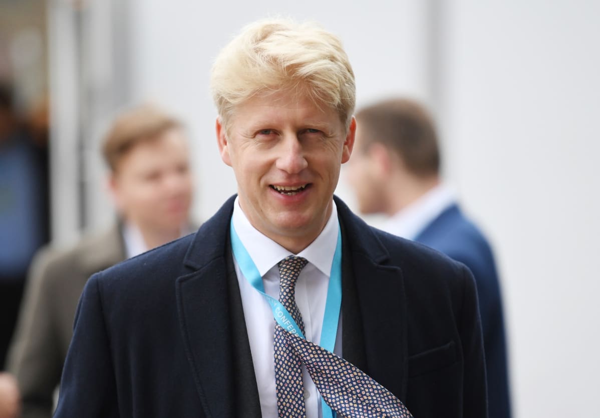 Liikenneministeri Jo Johnson jättää Mayn hallituksen EU-eron vuoksi.