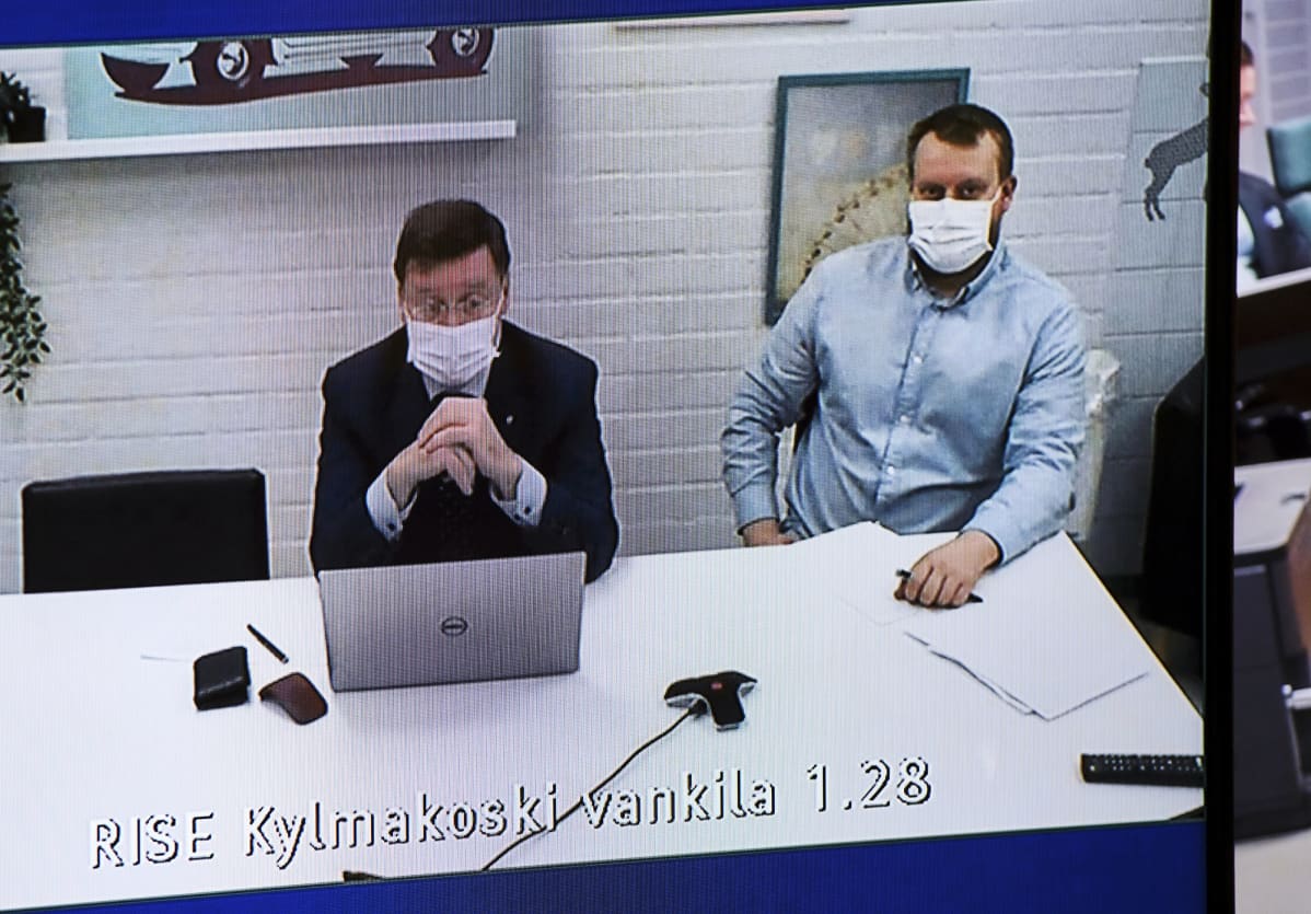 Perussuomalaisten vaalipäällikön Pekka Katajan murhayrityksestä epäilty, Jyväskylän kaupunginvaltuutettu Teemu Torssonen videoyhteydellä pakkokeinoistunnossa Keski-Suomen käräjäoikeudessa Jyväskylässä 16 lokakuuta 2020.