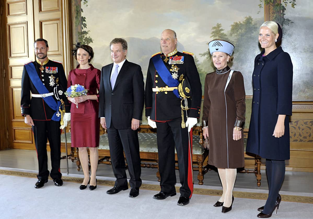 Kruununprinssi Haakon, tasavallan presidentti Sauli Niinistö, rouva Jenni Haukio, Norjan kuningas Harald V, kuningatar Sonja sekä kruununprinsessa Mette-Marit .