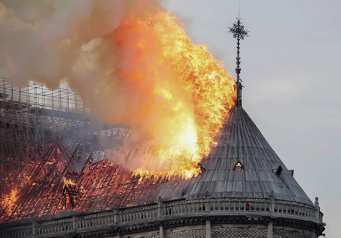 Notre Dame katto ilmiliekeissä