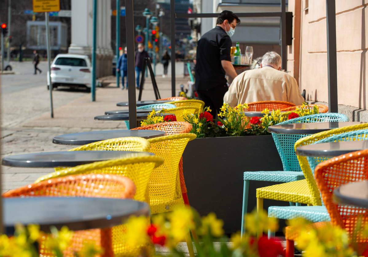 Ravintolaterassi Helsingissä. 20.4.2021.