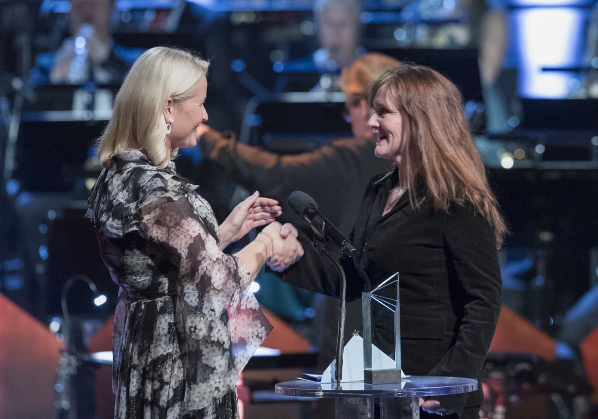 Norjan kruununprinsessa Mette-Marit luovuttaa Pohjoismaiden neuvoston kirjallisuuspalkinnon 2018 kirjailija Ava Olafsdottirille Oslon oopperatalossa.