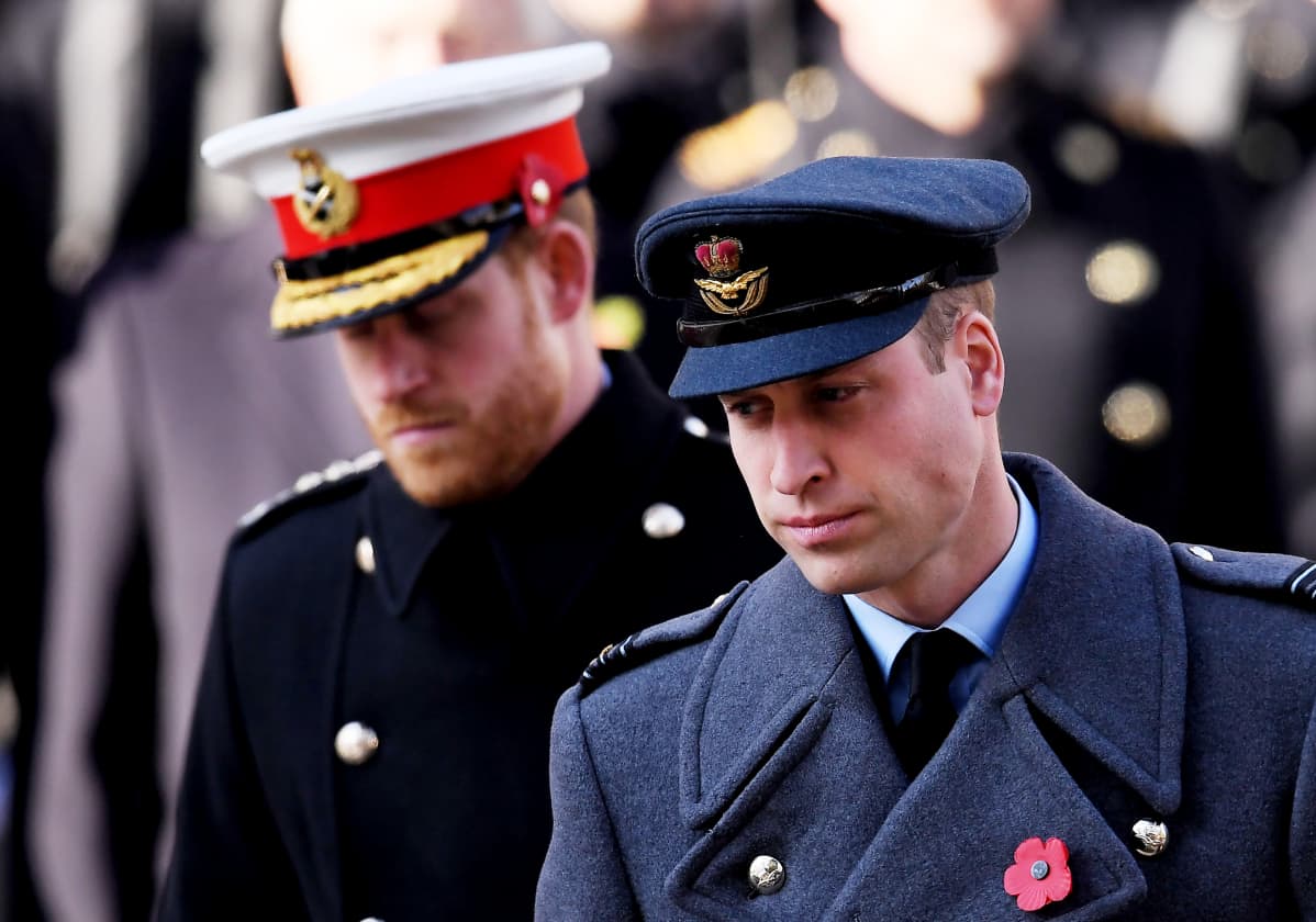 Vakavailmeiset prinssi Harry ja prinssi William.