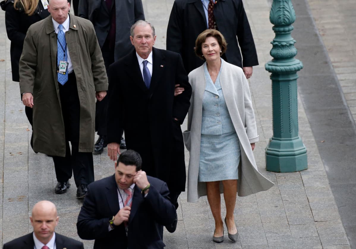 George W. ja Laura Bush kävelevät.