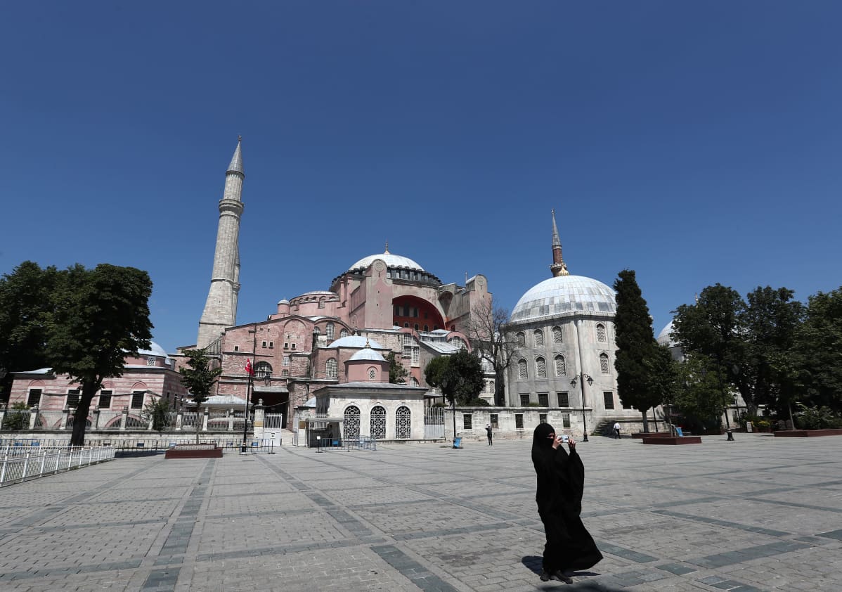 Hijabiin pukeutunut nainen Hagia Sofian edustalla.