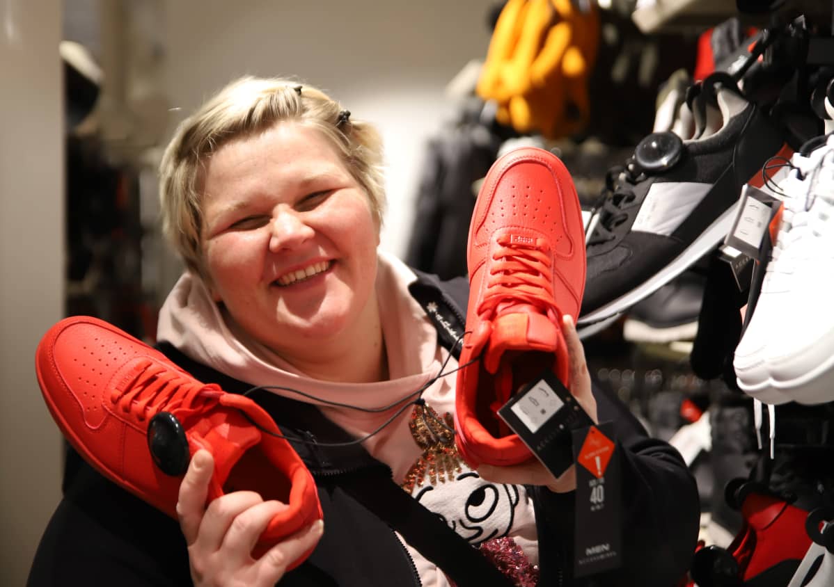 Auralainen perheenäiti Sini Lammela kiertelemässä alennusmyyntejä kenkäosastolla Black Fridayna.