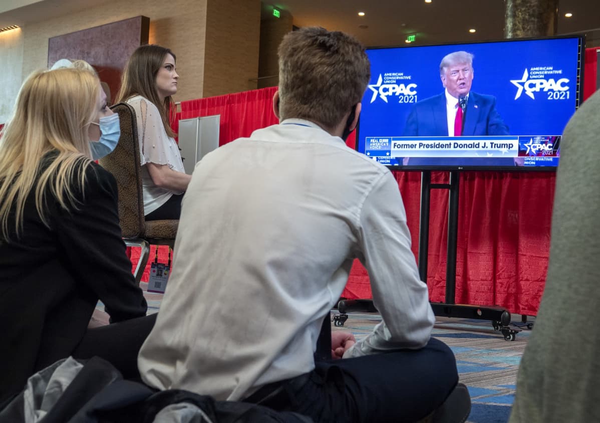Ihmiset seurasivat tv-ruudusta, kun entinen presidentti Donald Trump esiintyi ensimmäistä kertaa virkakautensa jälkeen Floridan Orlandossa.