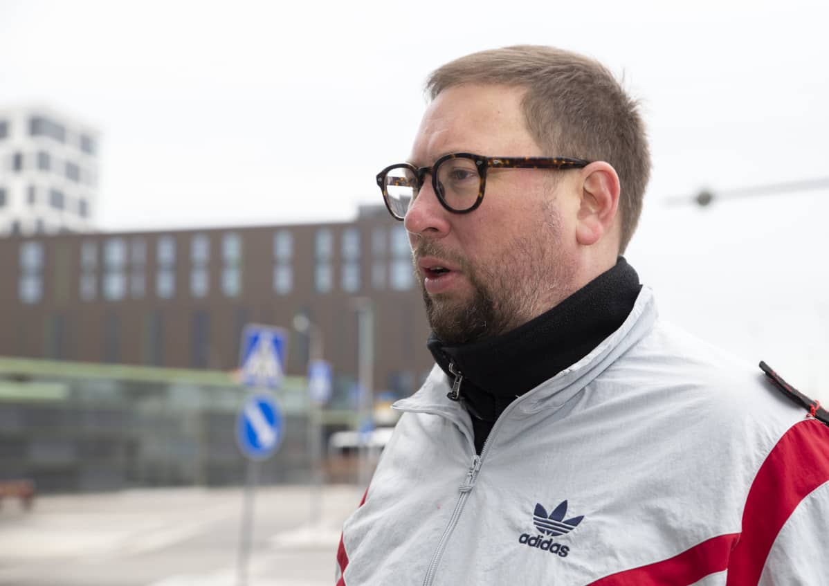 Paavo Arhinmäki herttoniemen metroasemalla