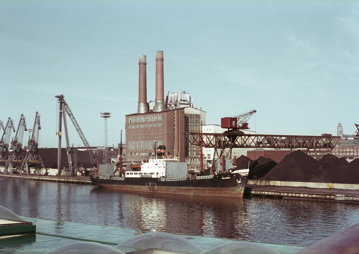 Kivihiiltä polttanut Hanasaari A voimalaitos vuonna 1966.