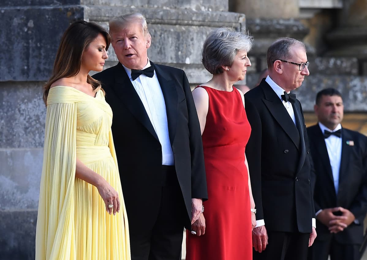 Presidentti Donald Trump ja vaimonsa Melanie Trump sekä pääministeri Theresa May ja puolisonsa Philip May tervetuliaisseremoniassa Blenheimin palatsissa Oxfordshiressa 12.7.2018.