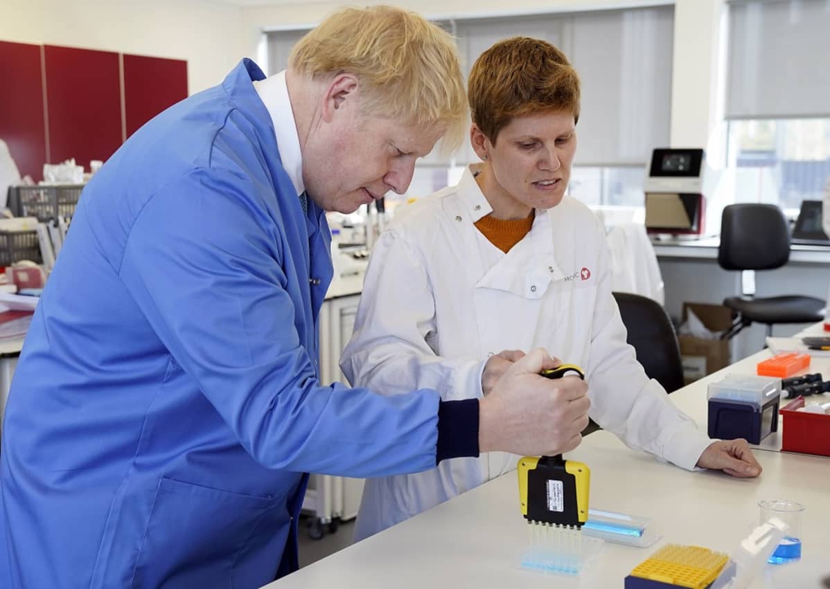 Boris Jeltsin ja tutkija laboratoriossa suojatakeissa.
