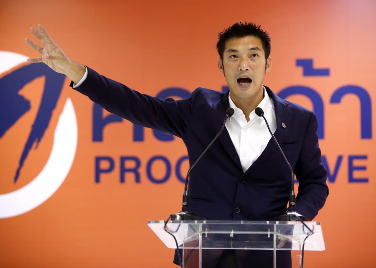Oppositiopoliitikko Thanathorn Juangroongruangkit piti Bangkokissa viime kuussa tiedotustilaisuuden sen jälkeen, kun hallitus nosti häntä vastaan syytteet majesteettirikoksesta.