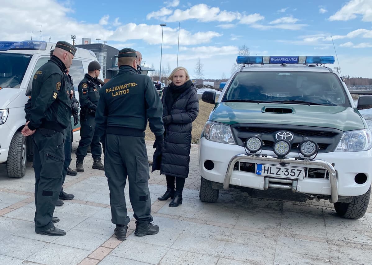 Sisäministeri Maria Ohisalo (vihr.) vierailemassa Ruotsin rajalla Torniossa.