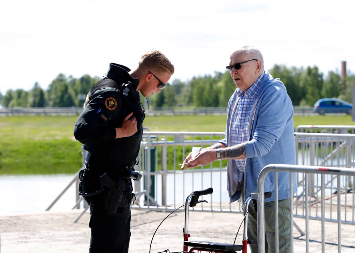 Mies esittää henkilöllisyystodistusta rajavartijalle Suomen ja Ruotsin rajalla Torniossa.