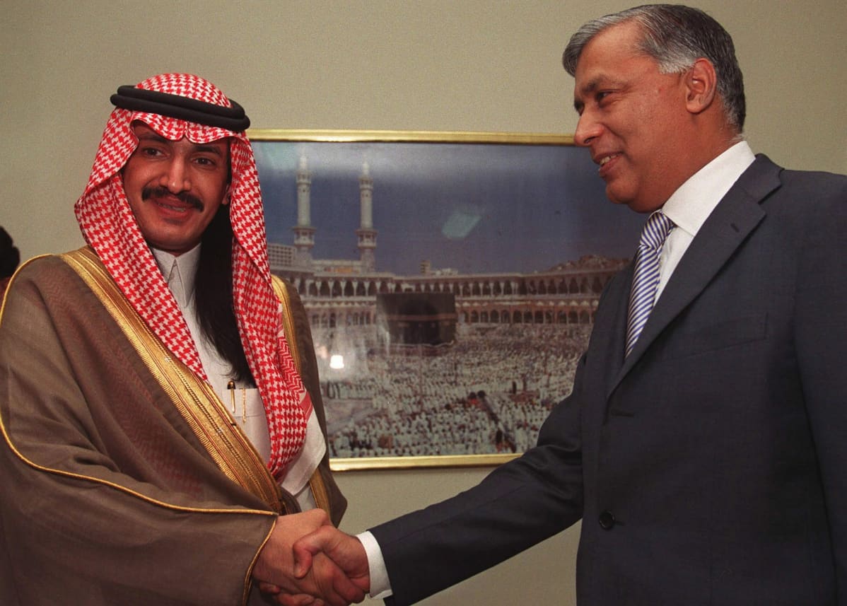 Turki bin Bandar al Saud ja Pakistanin valtiovarainministeri Shaukat Aziz Islamabadissa vuonna 2003.