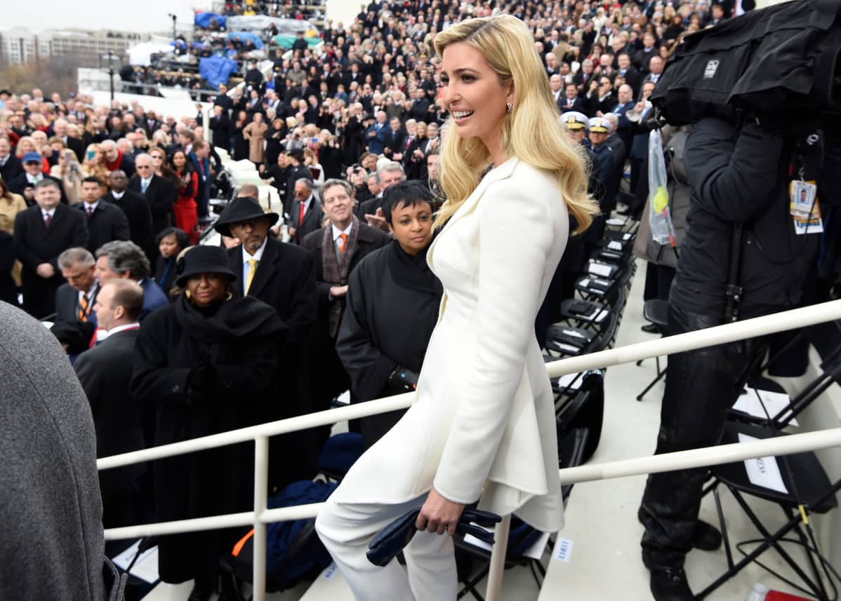 Ivanka Trump kävelee suuren yleisöjoukon ohi.