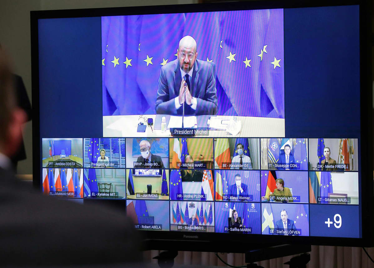 Charles Michel ja EU-maiden johtajat videokokouksessa tietokoneen näytöllä.