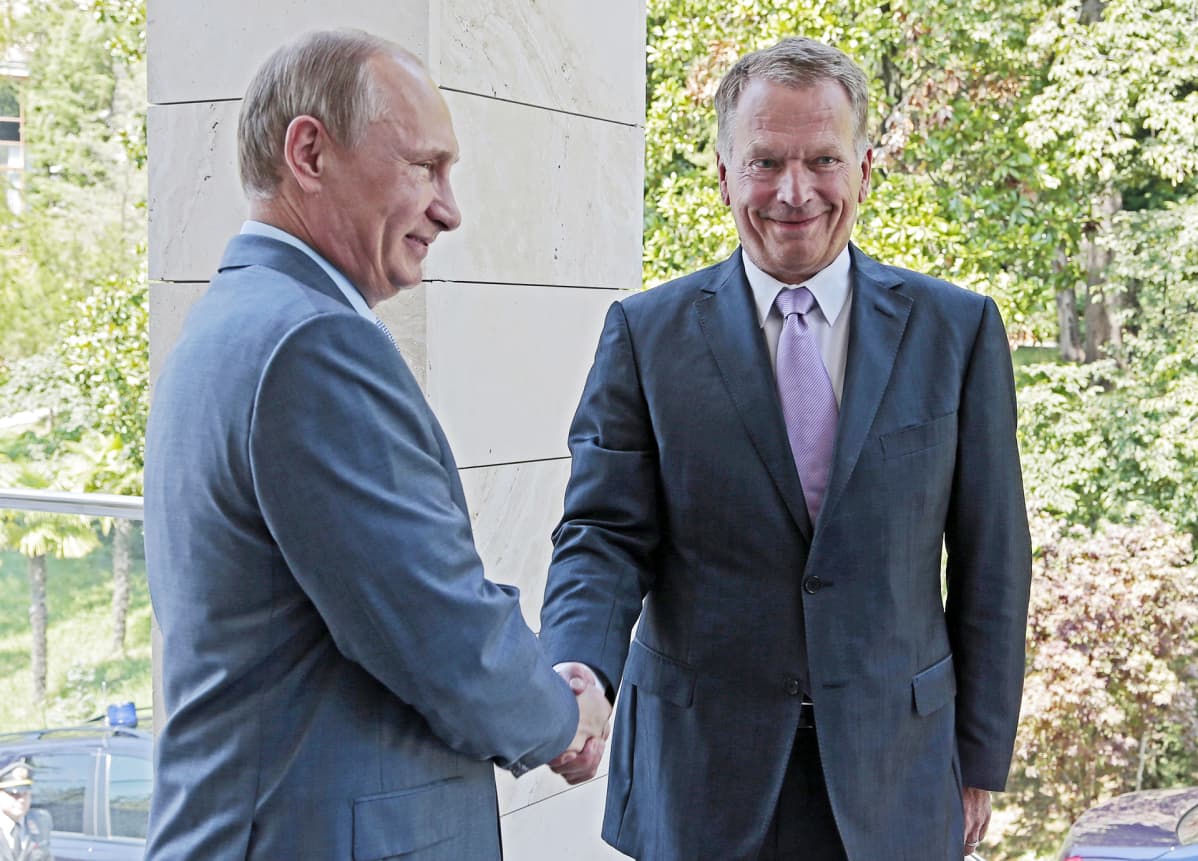 Vladimir Putin ja Sauli Niinistö kättelevät.