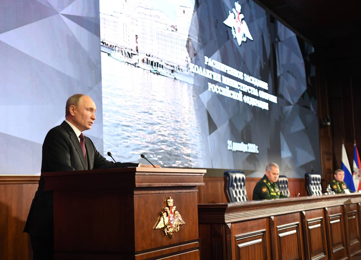 Vladimir Putin Venäjän puolustusministeriössä.