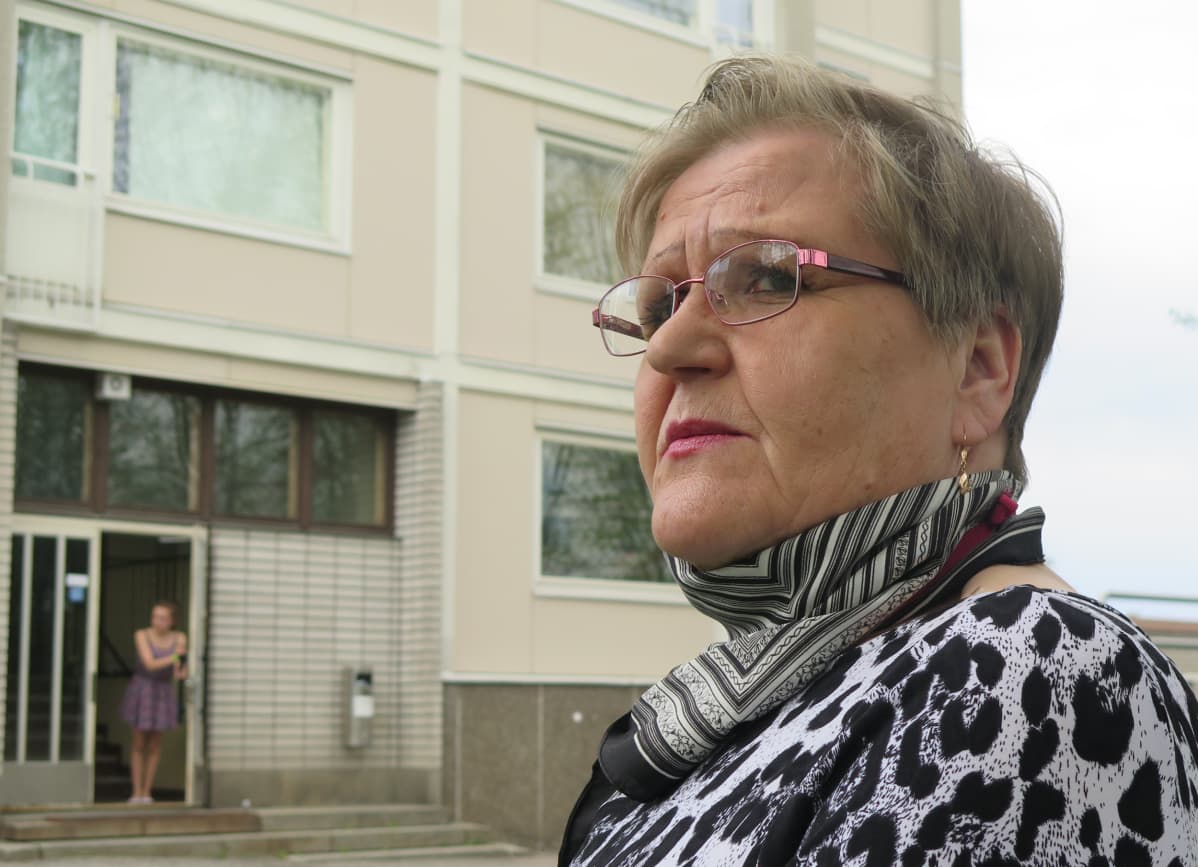 Milja Hiltunen katsoo kameran ohi