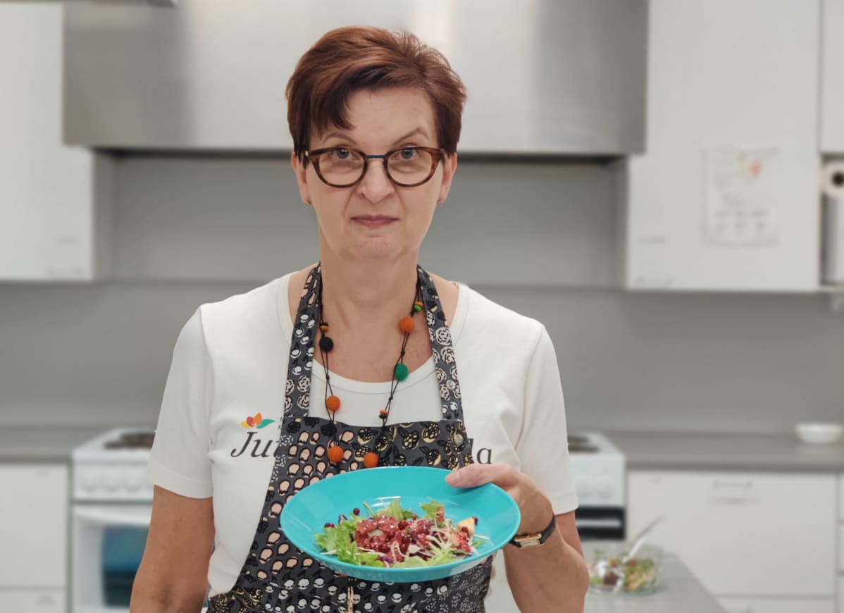 Puolukoita salaattilautasella.