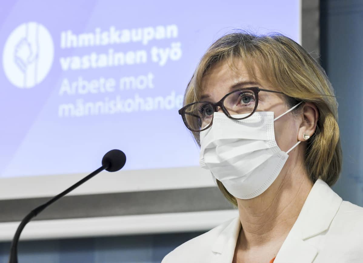 Oikeusministeri Anna-Maja Henriksson ihmiskaupan vastaista toimintaohjelmaa koskevasssa tiedotustilaisuudessa Helsingissä.