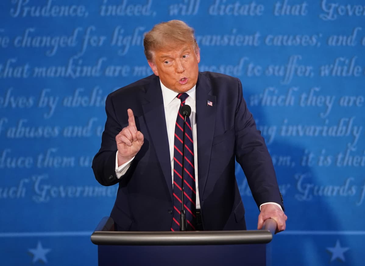 Presidentti Trump puhuu sormi pystyssä vaaliväittelyssä.