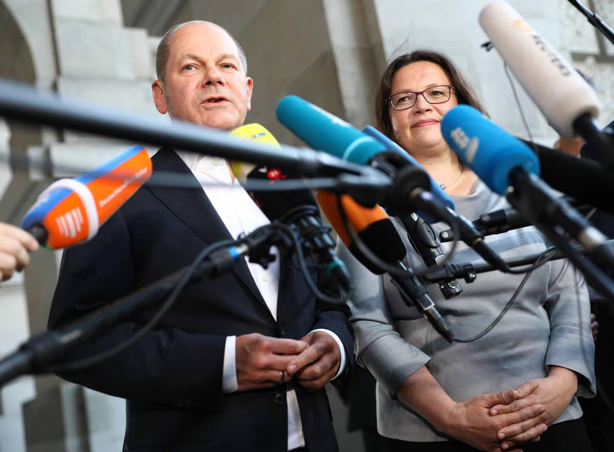 Olaf Scholz ja Andrea Nahles puhuvat mikrofonien edessä.