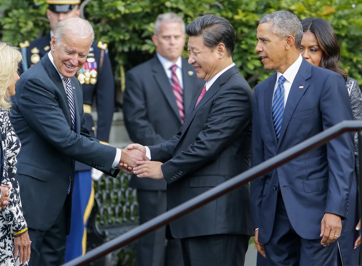 Xi Jinping kättelee nauravaa Joe Bidenia, vieressä Barack Obama