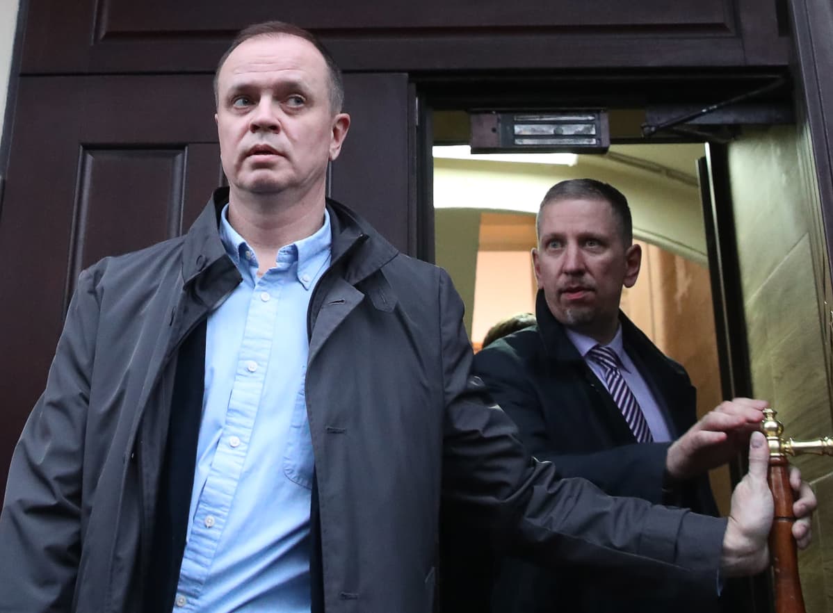 Asianajaja Ivan Pavlov (vas) ja asianajaja Aleksander Pikhovkin poistuivat oikeuden istunnosta huhtikuun lopulla.
