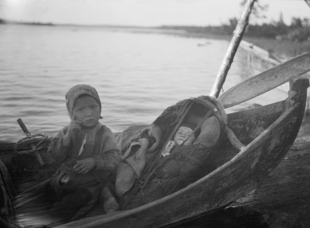 Kaksi kolttalasta veneessä Petsamossa 1920-luvulla.