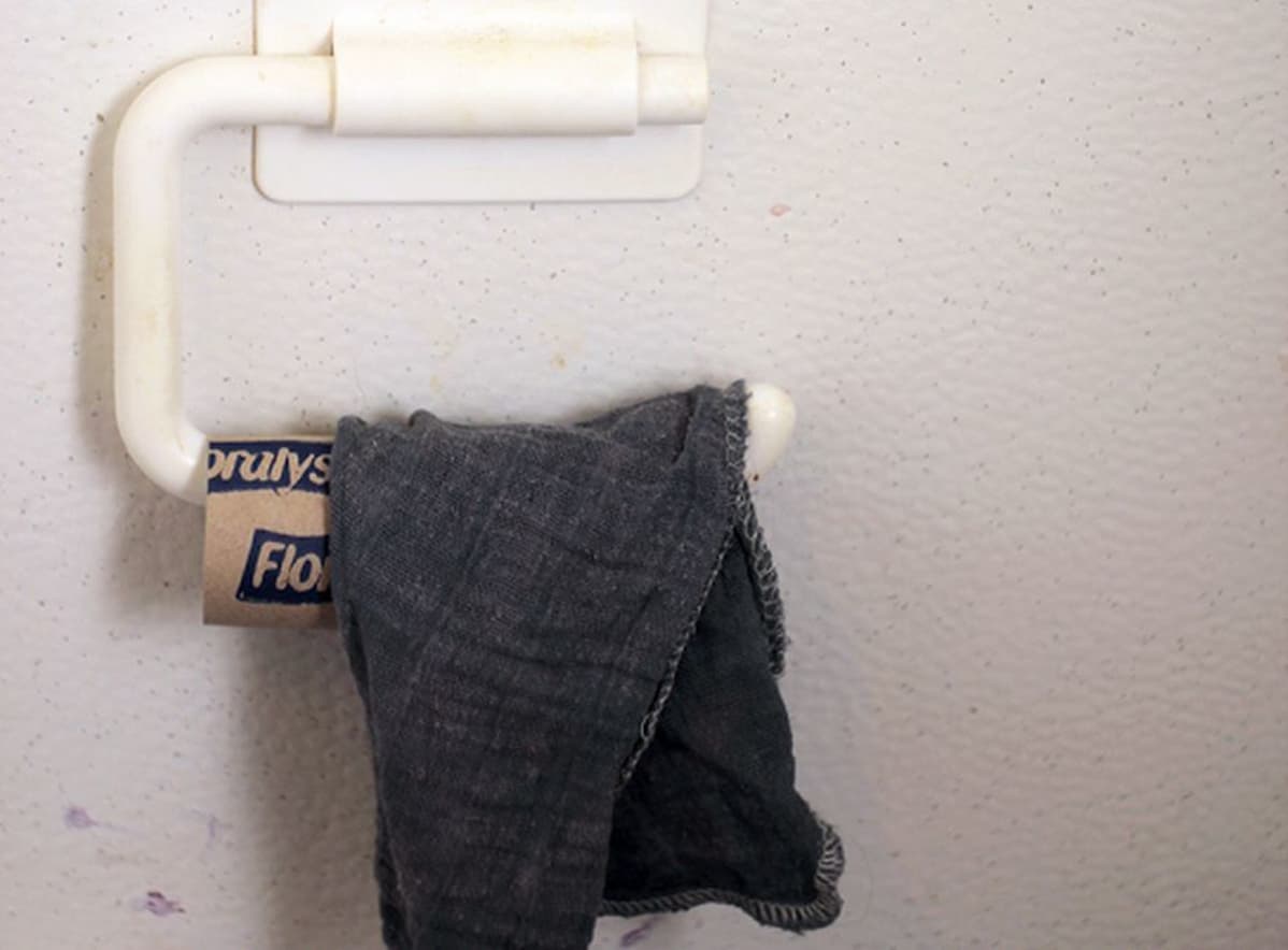 Kestovessapaperi telineessä.