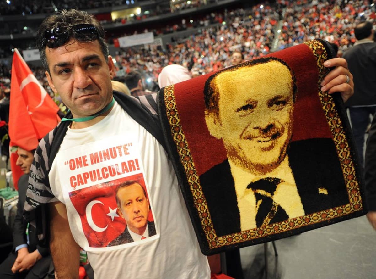 Erdoganin kannattajapitelee johtajan kuvaa vaalijuhlassa Kölnissä vuonna 2014.