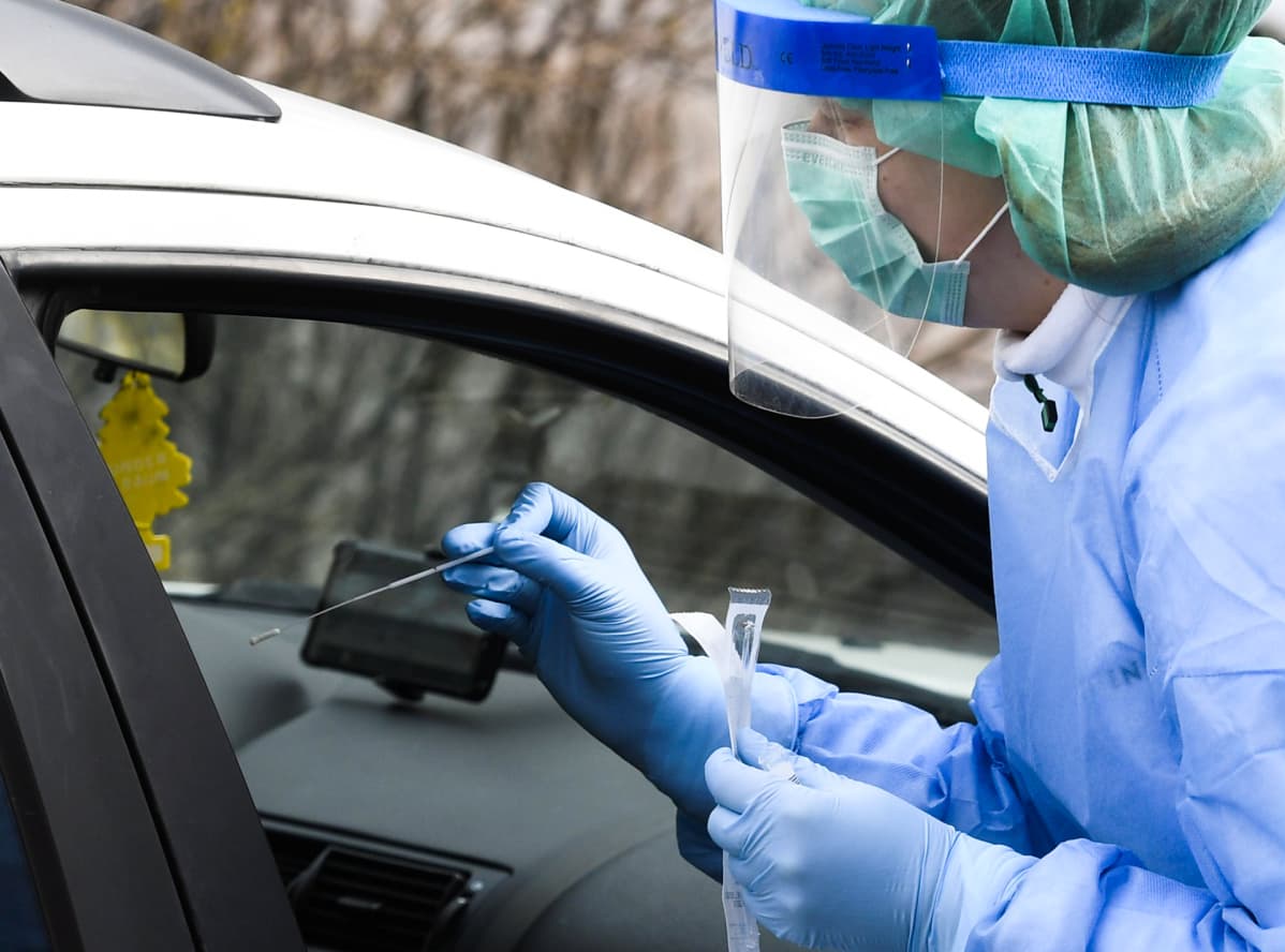 Terveyspalveluyritys Mehiläisen koronaviruksen drive-in-testausasema Espoossa 18. maaliskuuta.