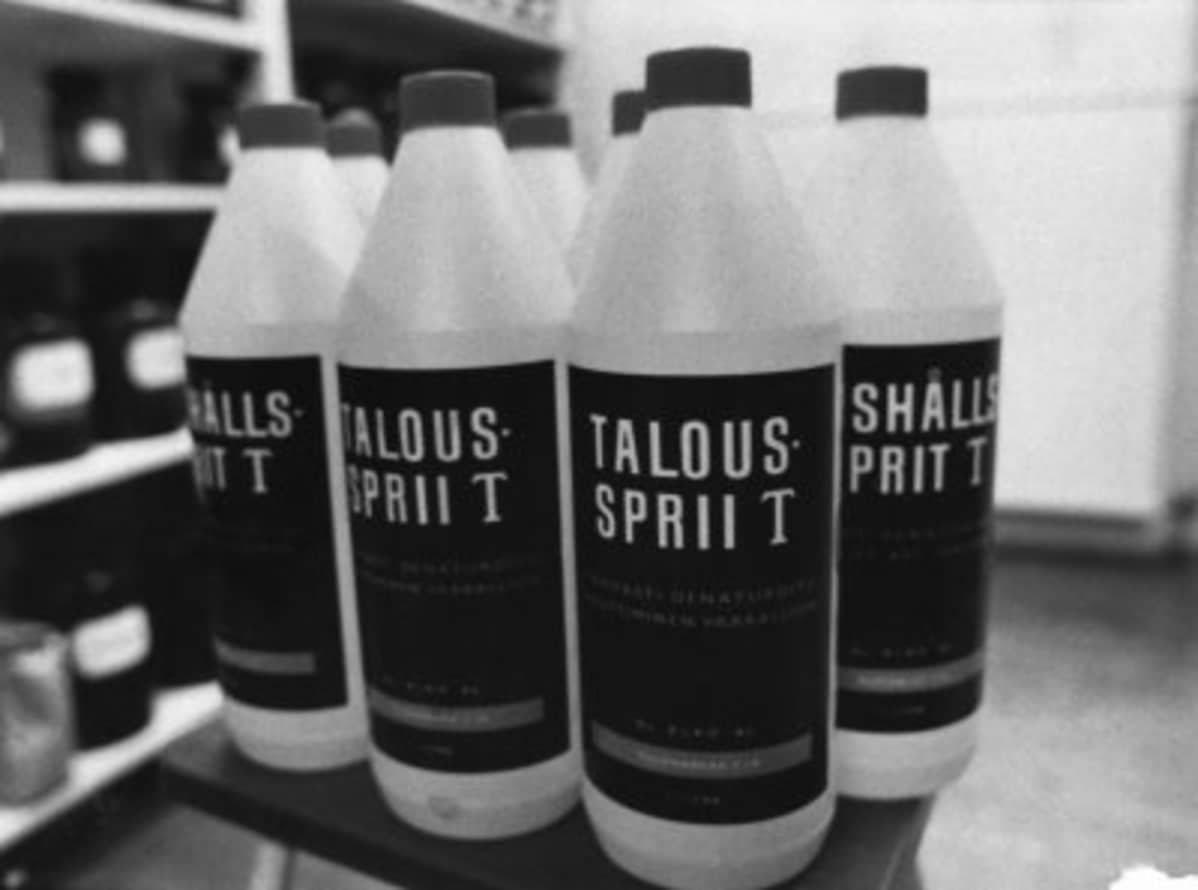 Talousspriipulloja, kuuluisaa liekkiviinaa