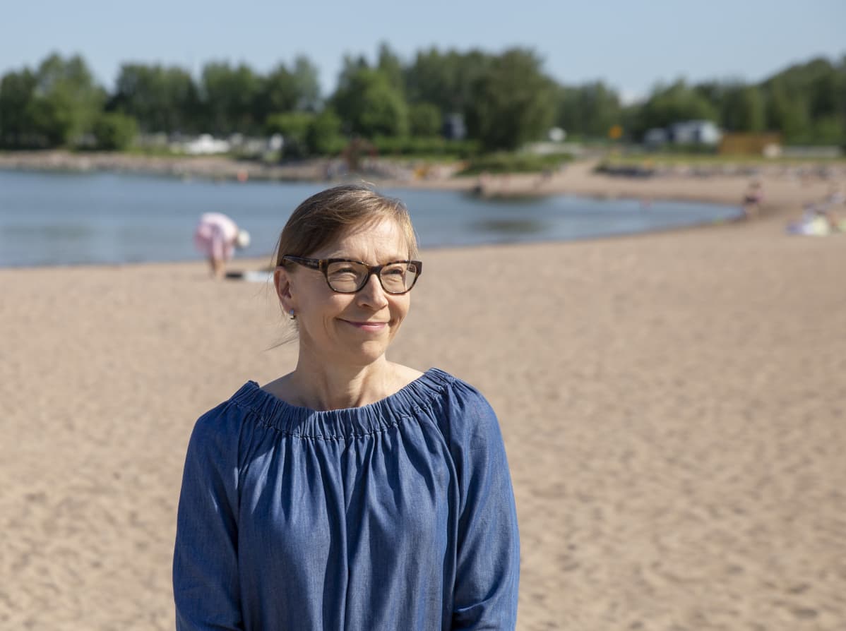 Johtamisen ja itsensä johtamisen valmentaja ja tutkija Isa Merikallio haastateltavana Helsingin hietaniemen uimarannalla.