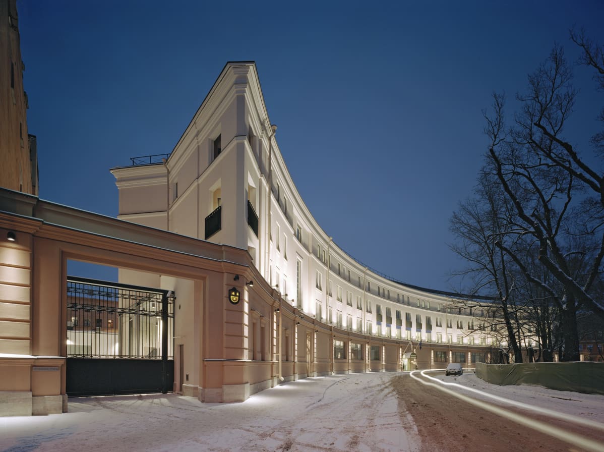 Jukka Siren on suunnitellut Suomen konsulaatin Pietarissa. Vuona 2005 valmistuneen uudisrakennuksen piti sopia Pietarin historialliseen keskustaan.