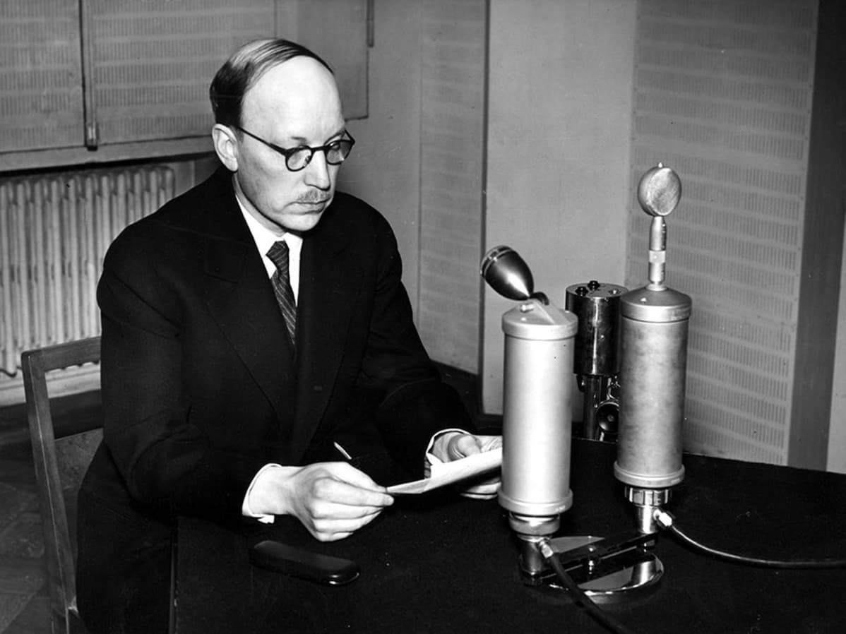 Presidentti Risto Ryti radion studiossa 1.1.1940